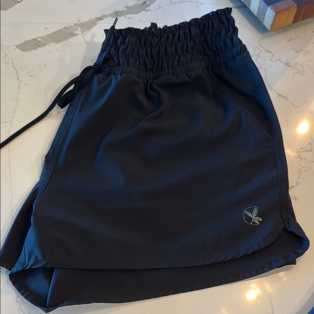 Black Carve Designs Shorts size Medium’s